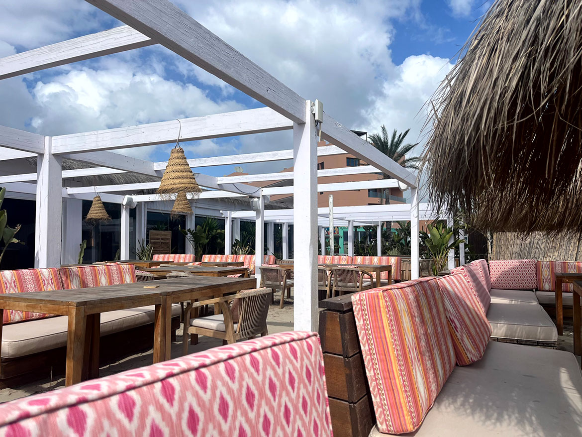 3-x-toffe-beachclubs-op-ibiza-ook-leuk-met-kids-ibiza-gevoel