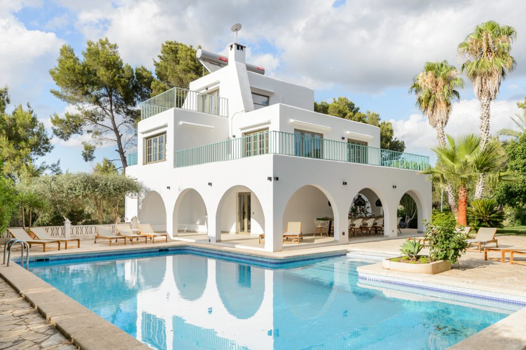 Moderne Ibiza villa met zwembad, onderhouden door een professionele villa manager.