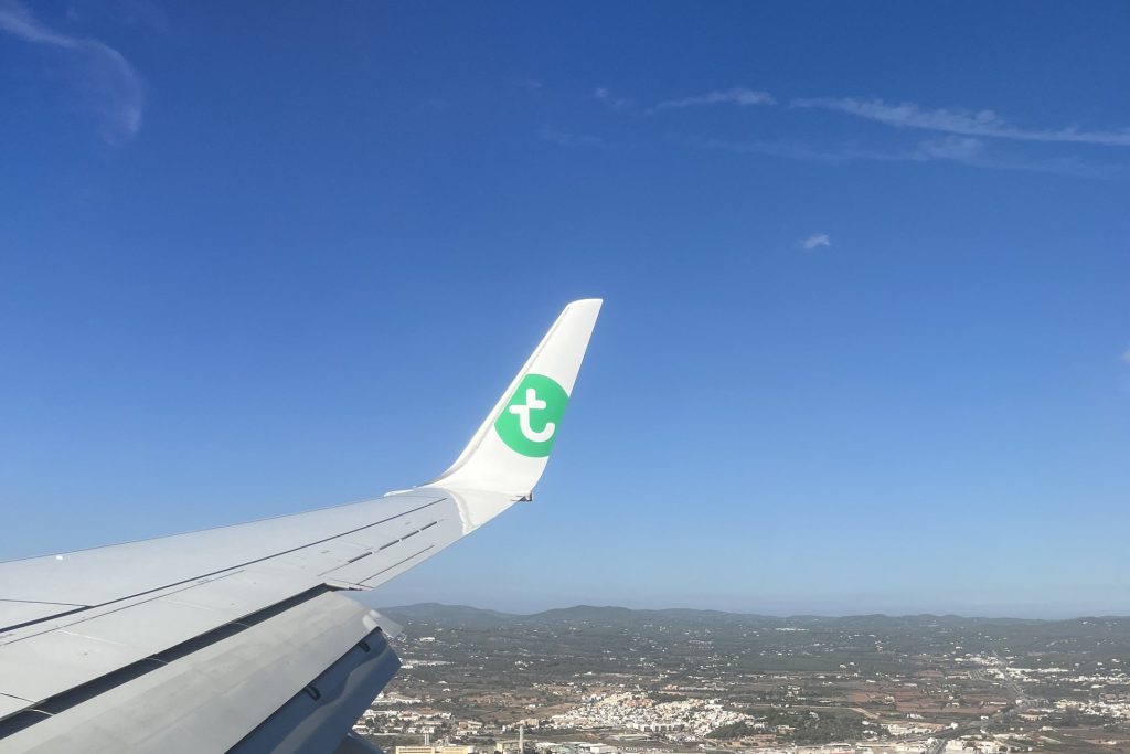Uitzicht vanuit een Transavia-vliegtuig op Ibiza-stad en Dalt Vila tijdens de landing op Ibiza